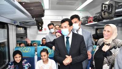 وزير الرياضة يودع المشاركين في أول أفواج "قطار الجنوب" بمحطة مصر 