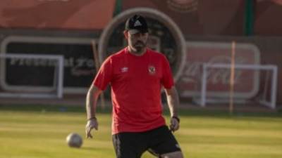 سواريز يعقد جلسات تحفيزية مع لاعبي النادي الأهلي