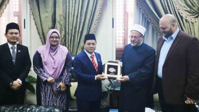 المفتي يستقبل سفير ماليزيا بالقاهرة لبحث سبل تعزيز التعاون الإفتائي