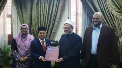 مفتي الجمهورية يستقبل سفير ماليزيا بالقاهرة لبحث التعاون الإفتائي