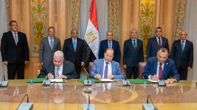«مرسي وشعراوي ومحافظ الإسكندرية» يشهدون توقيع اتفاق بين الوزارتين وهيئة النقل العام