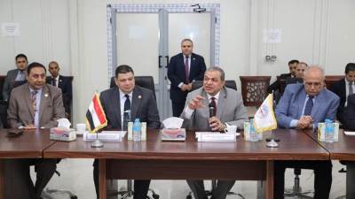 «سعفان» يلتقى مسئولى الشركات المصرية والأجنبية العاملة بالمشروع ويوجه برعاية العمالة المصرية