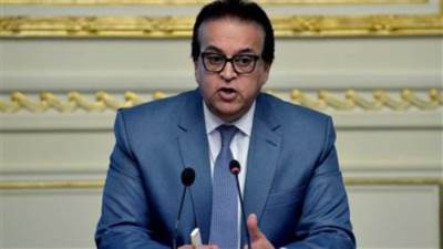 وزير التعليم العالي يستعرض تقريرًا حول برامج جامعة الإسكندرية الأهلية