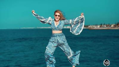 نادية الجندي تفاجئ جمهورها بإطلالة شبابية في جلسة تصوير جديدة