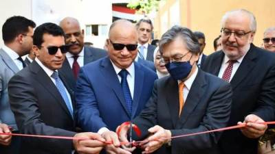 صبحى والسفير الياباني والقائم بأعمال سفير الاتحاد الأوروبي ومحافظ القاهرة يفتتحون حمام سباحة وصالة لياقة بدنية