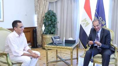 وزير الاتصالات يكرم الطالب محمد الجندى لفوزه بفضية العالم للخماسى الحديث