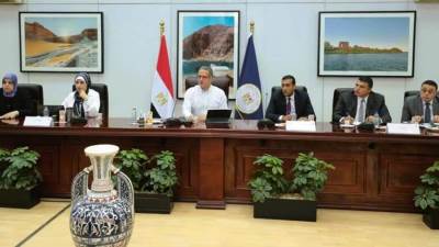 وزير السياحة يناقش استعدادات وتحضيرات بدء الموسم الجديد للعمرة