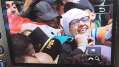 والدة الشهيد الفلسطينى إبراهيم النابلسى تحمل نعشه بابتسامة عريضة