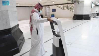 روبوتات ذكية لتعقيم المسجد الحرام على مدار الساعة استعدادا لموسم العمرة