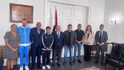 القنصل العام يلتقى البعثة المصرية بعد تسجيل رقم جديد فى عبور المانش