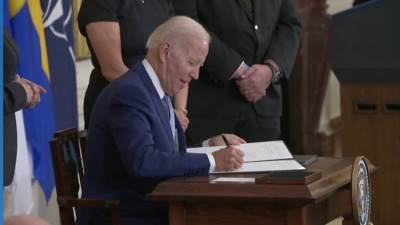 بايدن يوقع على برتوكول انضمام السويد وفنلندا إلى حلف شمال الأطلسي