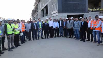 وزير النقل والرئيس التنفيذي لشركة سيمنز موبيليتي يتفقدان محطة العاصمة الإدارية