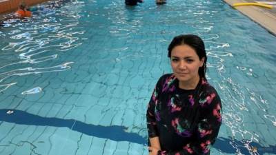 حرية وسعادة وفرص.. أفغانيات يتعلمن السباحة في أستراليا