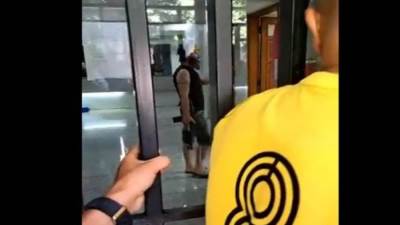 مسلح يحتجز رهائن في بنك لبناني للحصول على ودائع مجمدة