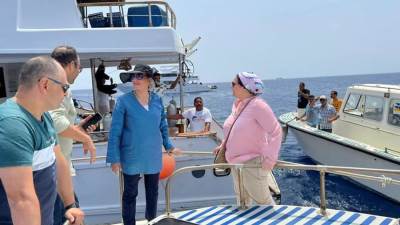 وزيرة البيئة بجولة بحرية مفاجئة لمتابعة تنفيذ خطة الأنشطة البحرية بشرم الشيخ