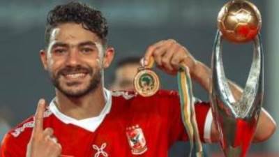  اشتباك بالأيدي بين لاعب الأهلي ياسر إبراهيم وأحد المشجعين 