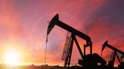 النفط صوب مكاسب أسبوعية كبيرة مع انحسار مخاوف الركود