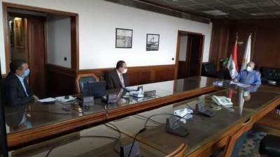 عبد العاطى يستعرض الموقف التنفيذى لمشروع قناطر ديروط الجديدة