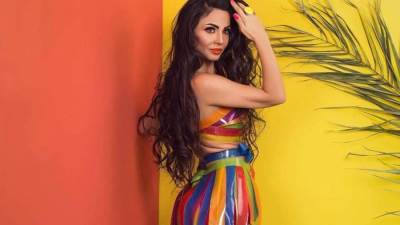 بالصور.. دولي شاهين في إطلالة جريئة وصادمة أيضا