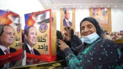 مواطنون يشكرون الرئيس السيسي لتوفير سلع بأسعار مخفضة بمبادرة كلنا واحد.. فيديو