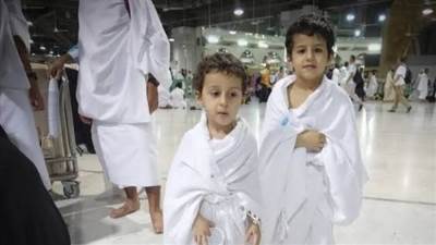 السعودية تسمح للمعتمرين بأصحاب أطفالهم إلي الحرم