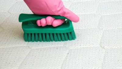 4  خطوات بسيطة لتنظيف مرتبة سريرك من دييان ديميتروف