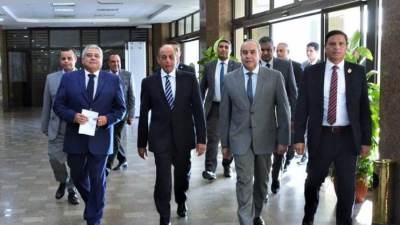 وزير الطيران المدني يستقبل الطيار محمد منار بمكتبه بمقر الوزراة