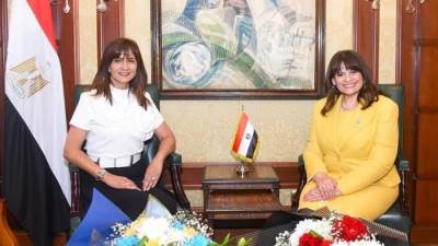 السفيرتان.. تسليم راقي لمهام وزارة الهجرة بين نبيلة وسها