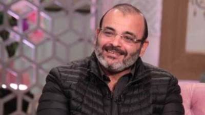 بعد تأجيل 22 عاماً.. أيمن بهجت قمر يحصل على شهادة البكالوريوس 