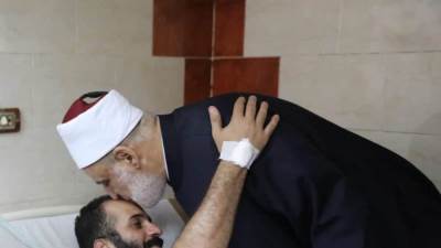 وكيل الأزهر يزور الشاب " منقذ الأطفال" في حريق كنيسة الجيزة ويشكره على شجاعته