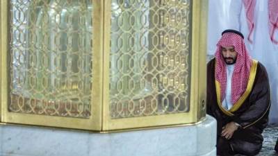 ولي العهد السعودي يشارك في غسل الكعبة 