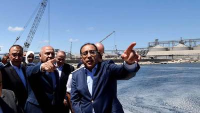 رئيس الوزراء يتفقد المشروعات الجاري تنفيذها في ميناء الدخيلة