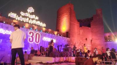 بدأ توافد الجمهور لحضور أول أيام فعاليات مهرجان القلعة