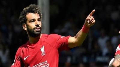 مفاجأة.. محمد صلاح ولاعبي ليفربول يوزعون الهدايا على جماهير الريدز 