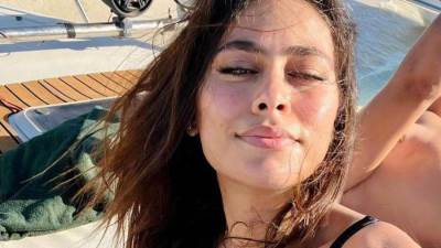 هاجر أحمد في إطلالة "مليونية".. فستان وردي وسيارة لامبورجيني