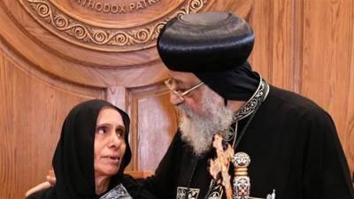 تألمت معكم.. البابا تواضروس يستقبل أسر ضحايا حادث كنيسة أبو سيفين