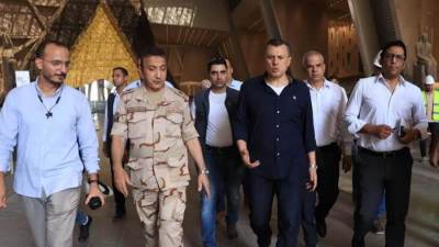 وزير الآثار يتفقد المتحف المصري الكبير للوقوف على موقف تنفيذ الأعمال 