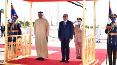 الرئيس السيسي يستقبل رئيس الإمارات بمطار العلمين