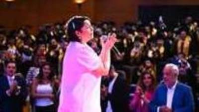 منى زكى لـ شيرين عبد الوهاب: فنانة كبيرة ودائمًا فى مكانك الصح