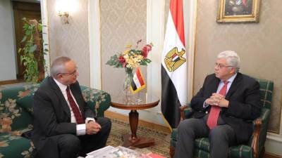 وزير التربية والتعليم العالي يهنئ الدكتور أحمد زايد مدير مكتبة الإسكندرية الجديد