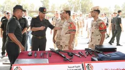 القائد العام للقوات المسلحة يتفقد اختبارات القبول بالأكاديمية والكليات العسكرية بالكلية الحربية