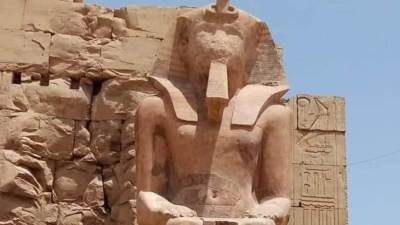 الإنتهاء من ترميم تمثال الملك" تحتمس الثاني" بالواجهة الجنوبية للصرح الثامن بمعابد الكرنك