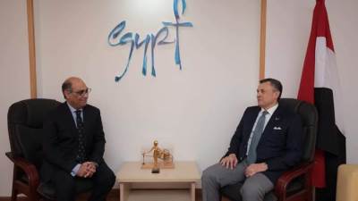 وزير السياحة يناقش الخطط والاستراتيجيات الترويجية التي تنفذها الهيئة