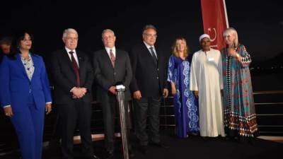 نائب وزير السياحة ومحافظ الأقصر يبحثان استعدادات الموسم السياحي الشتوي