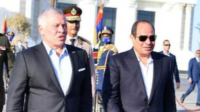 الرئيس السيسي يودع العاهل الأردني بمطار العلمين 