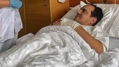 دعواتكم بالتعافي.. نجل المطرب " محمد ثروت" يطالب بالدعاء لوالده بعد خضوعه لعملية بالقلب