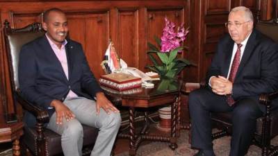 القصير ونظيره الأوغندي يبحثان تعزيز التعاون في المجال الزراعي بين البلدين 