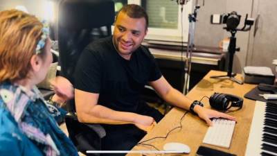 رامي صبري يشارك الجمهور بفيديو من كواليس تصوير أغنية" شايفة فيك" 