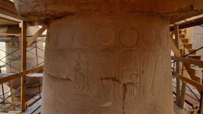 استئناف أعمال ترميم أعمدة صالة الأعمدة الكبري بمعابد الكرنك