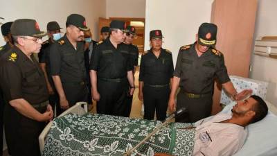 وزير الدفاع يزور مصابى العمليات الحربية بالمجمع الطبى بالقوات المسلحة 